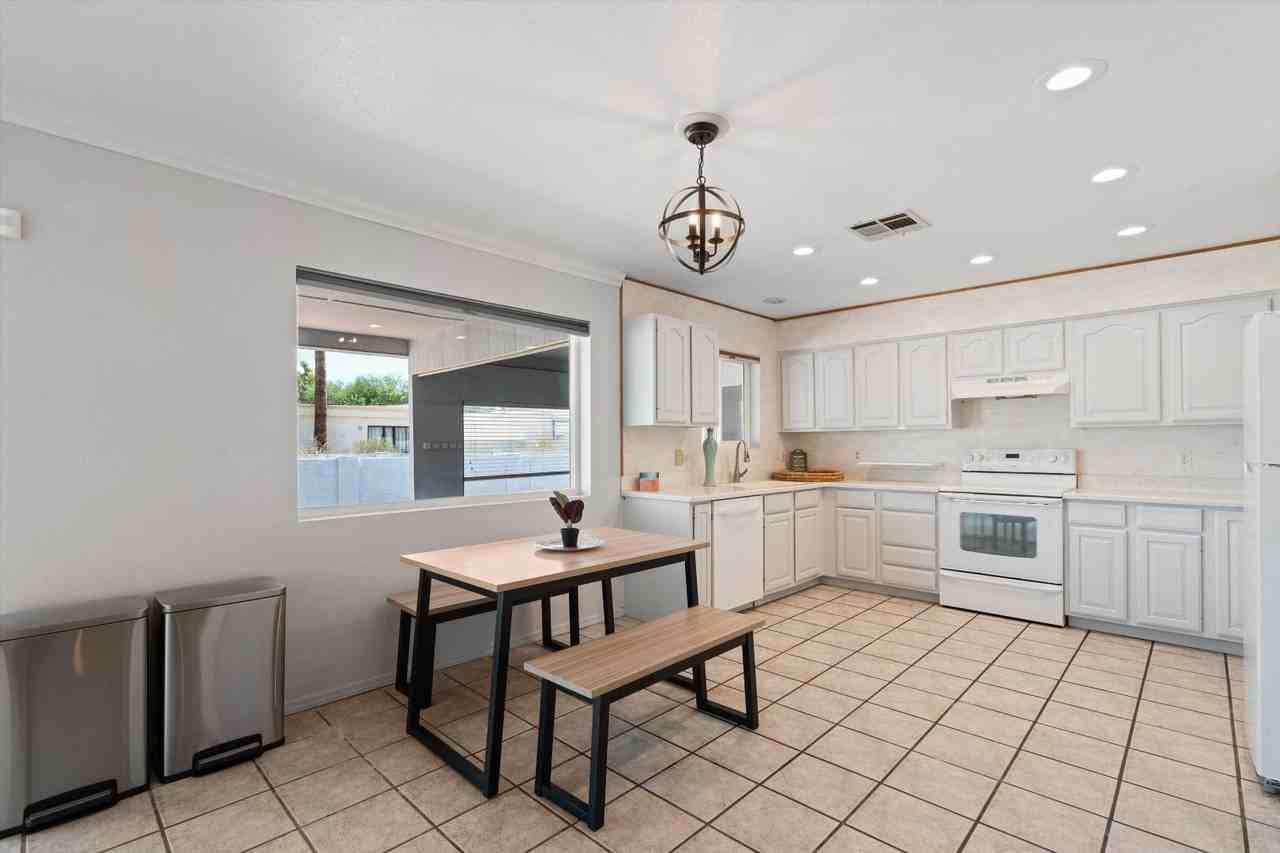 Manhatton - Photo 2 of 7