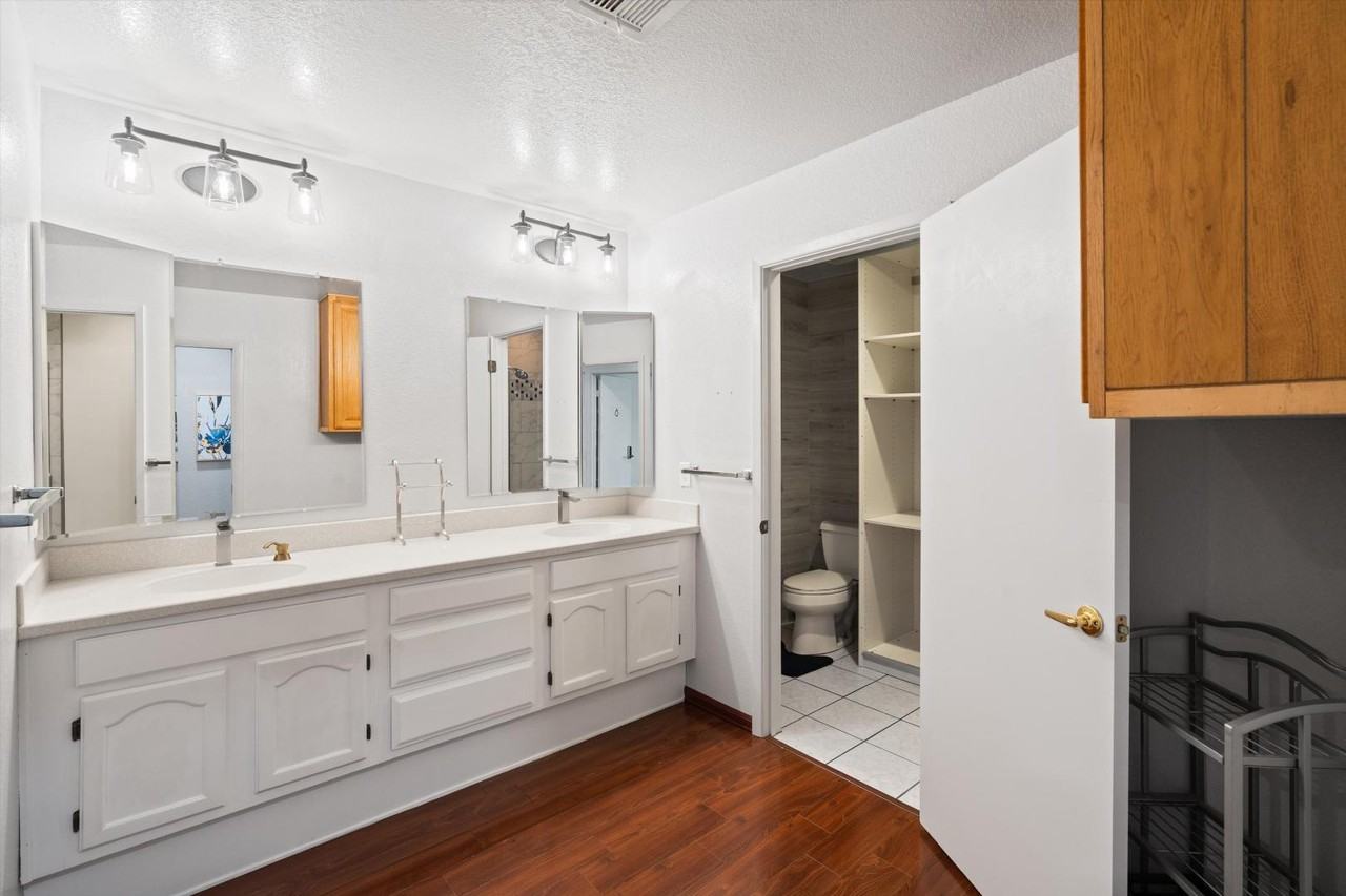 Manhatton - Photo 3 of 7