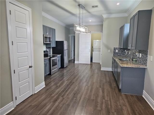 2401 S Saratoga St - Photo 3 of 26