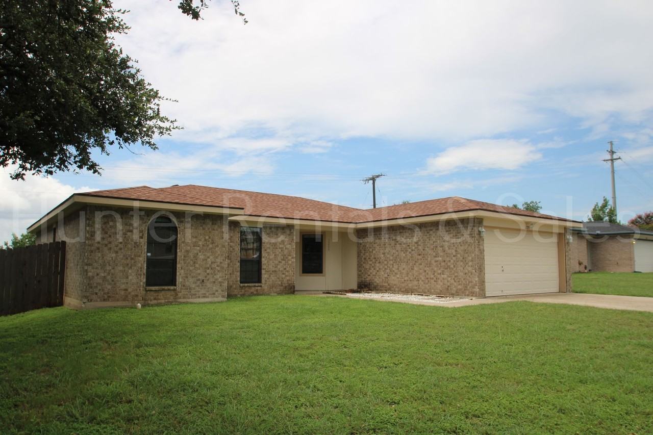 1209 Katelyn Cir - Photo 2 of 28