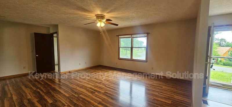 2 Singing Pines Ln - Photo 3 of 44