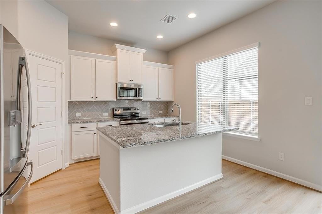 10434 Peonia St - Photo 3 of 36