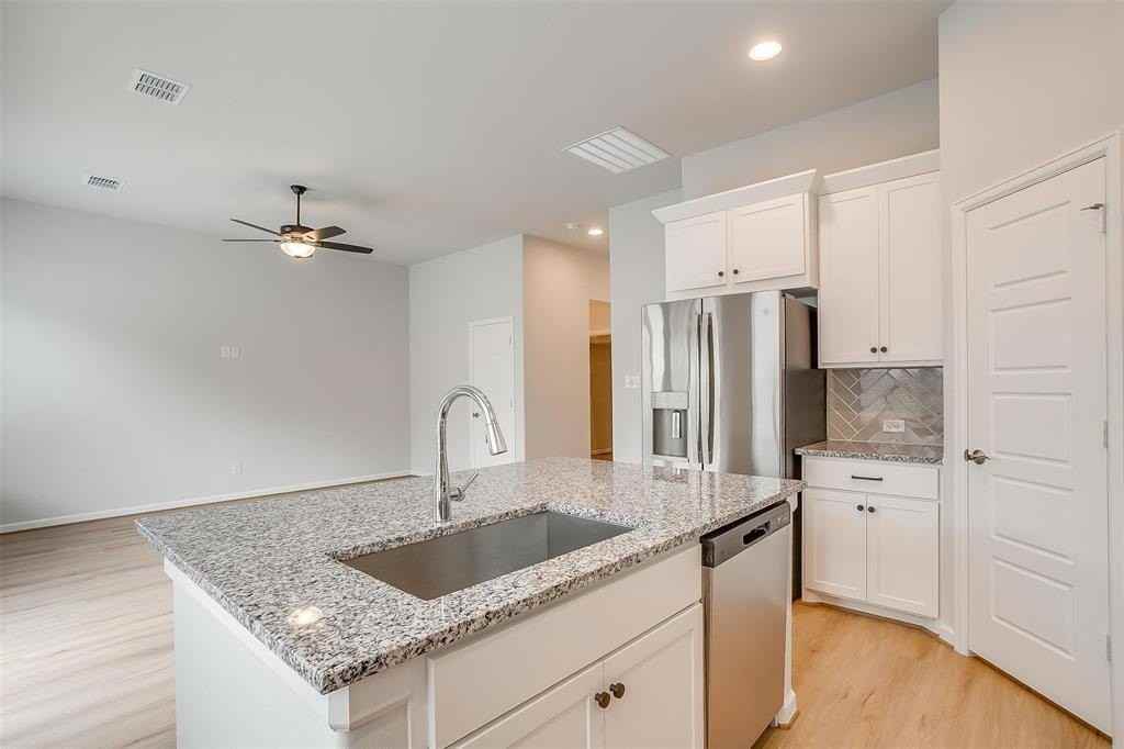 10434 Peonia St - Photo 5 of 36