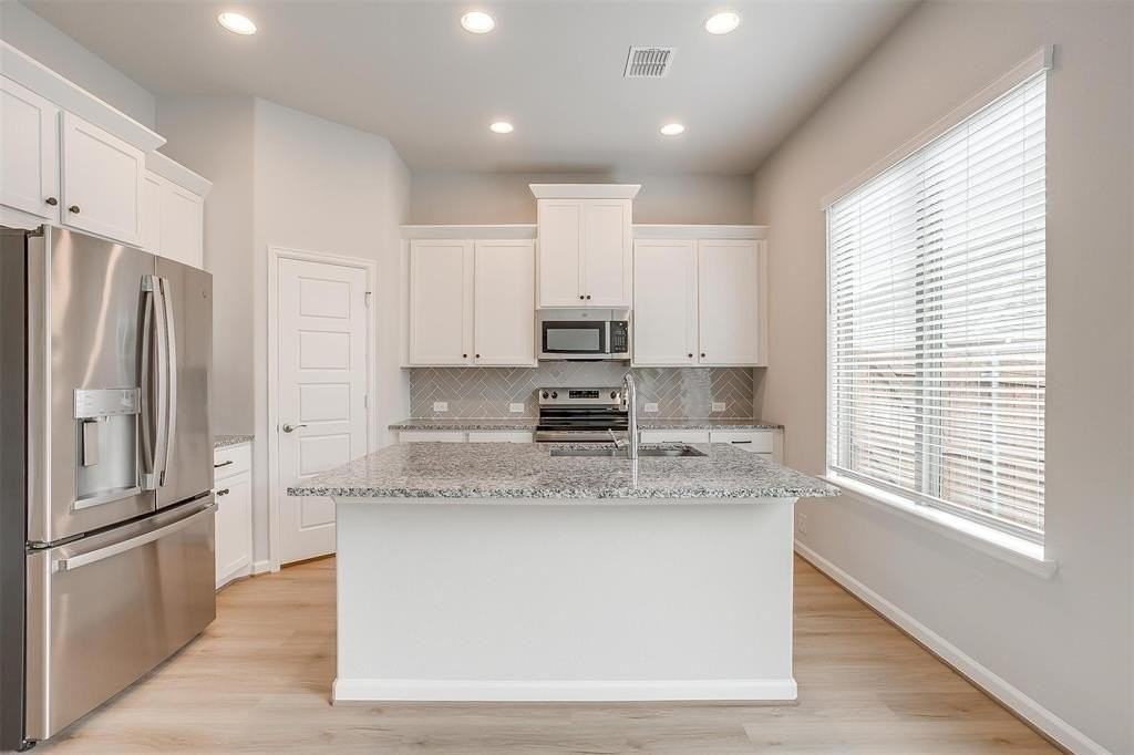 10434 Peonia St - Photo 7 of 36