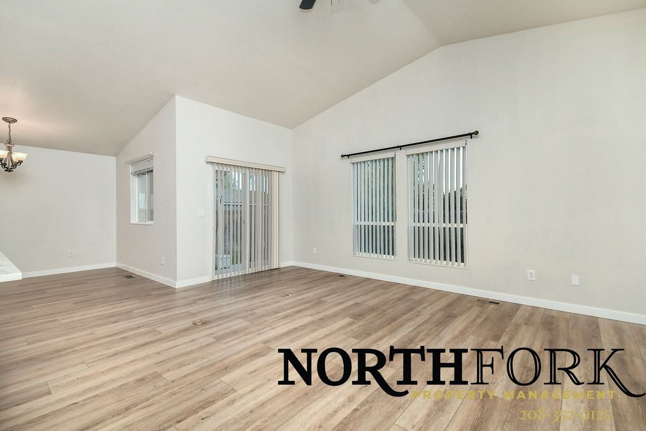 324 Procyon Pl - Photo 4 of 11