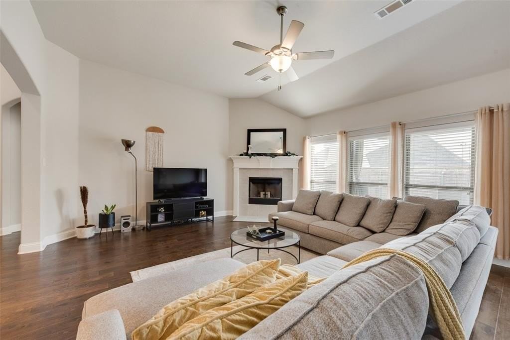 228 Dakota Dr - Photo 4 of 25