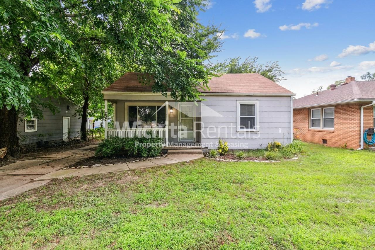 207 S Saint Paul St - Photo 2 of 15