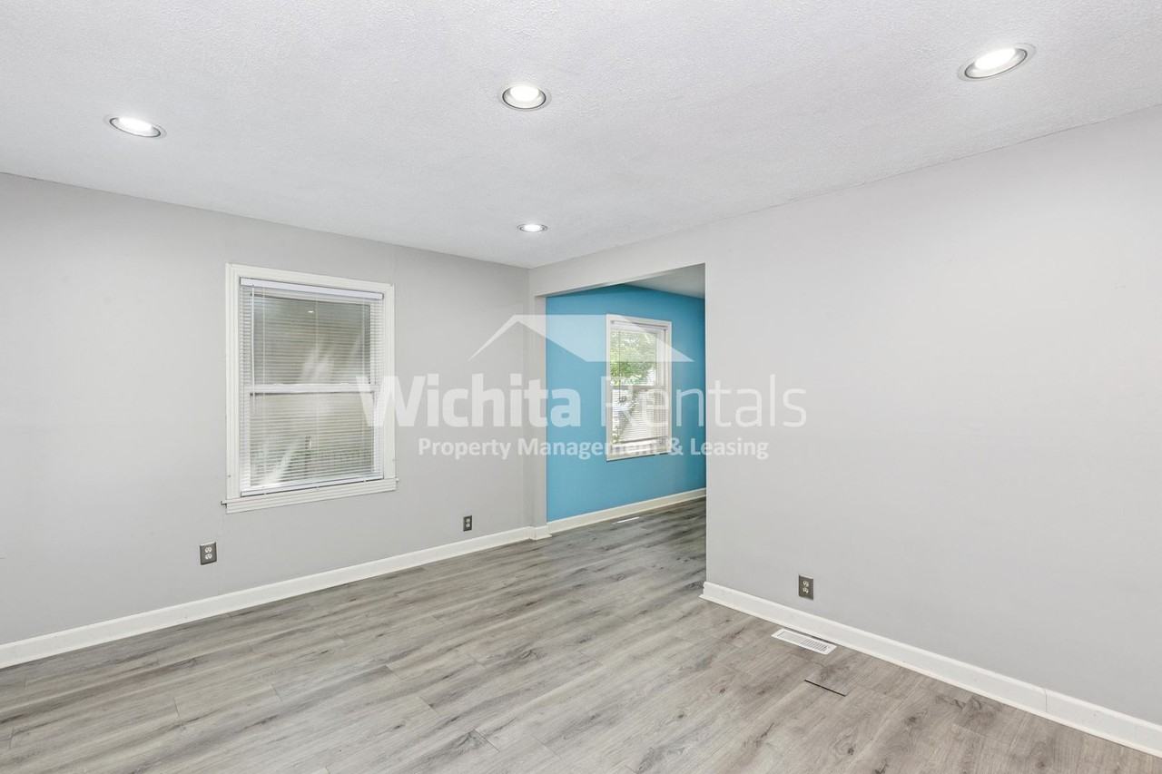 207 S Saint Paul St - Photo 3 of 15