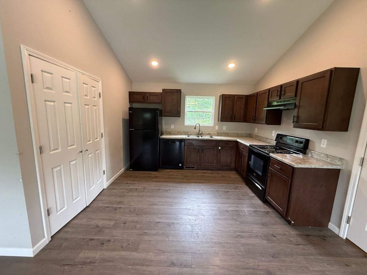 842 Lakeway Dr - Photo 2 of 17