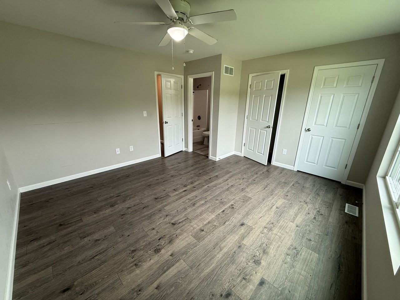 842 Lakeway Dr - Photo 4 of 17