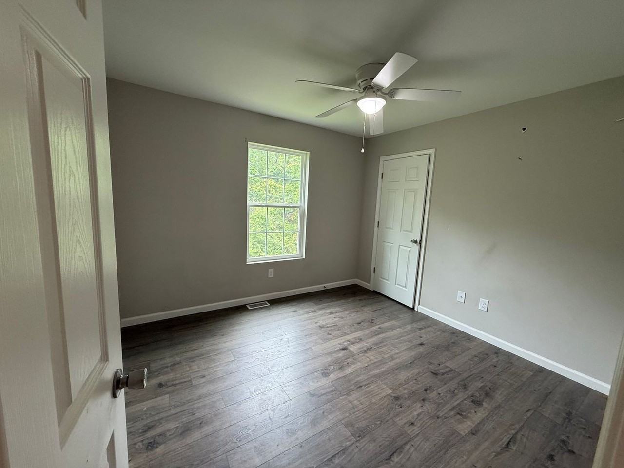 842 Lakeway Dr - Photo 5 of 17