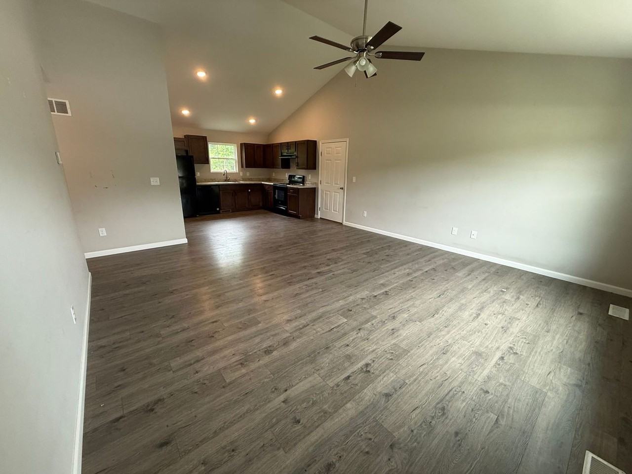 842 Lakeway Dr - Photo 6 of 17