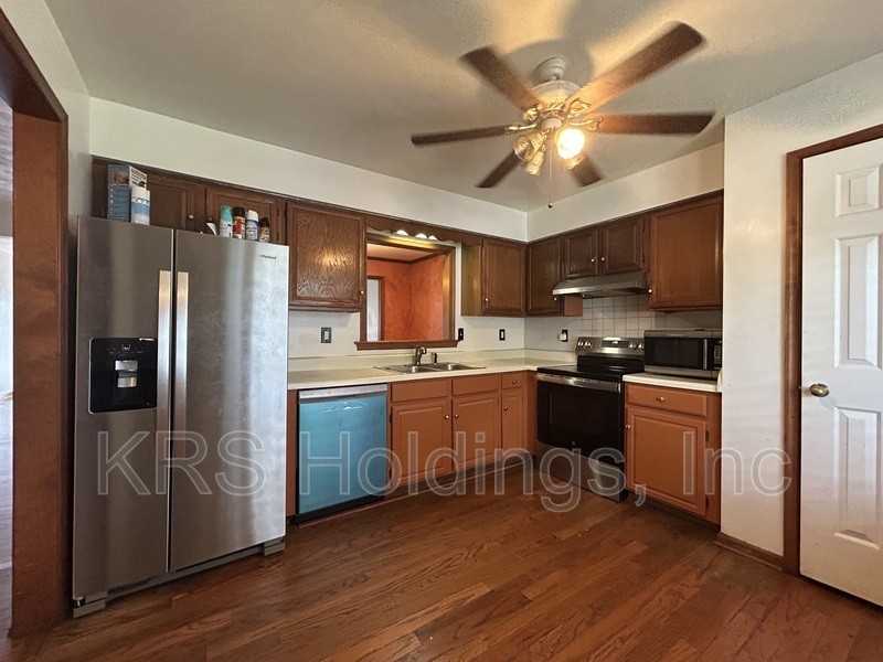 2137 Weybridge Drive - Photo 2 of 12