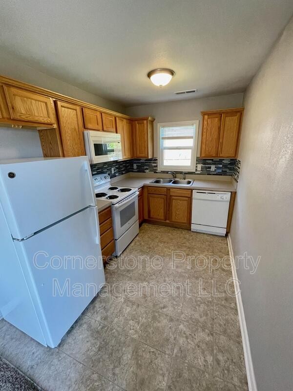 8220 E Oak Ct - Photo 3 of 6