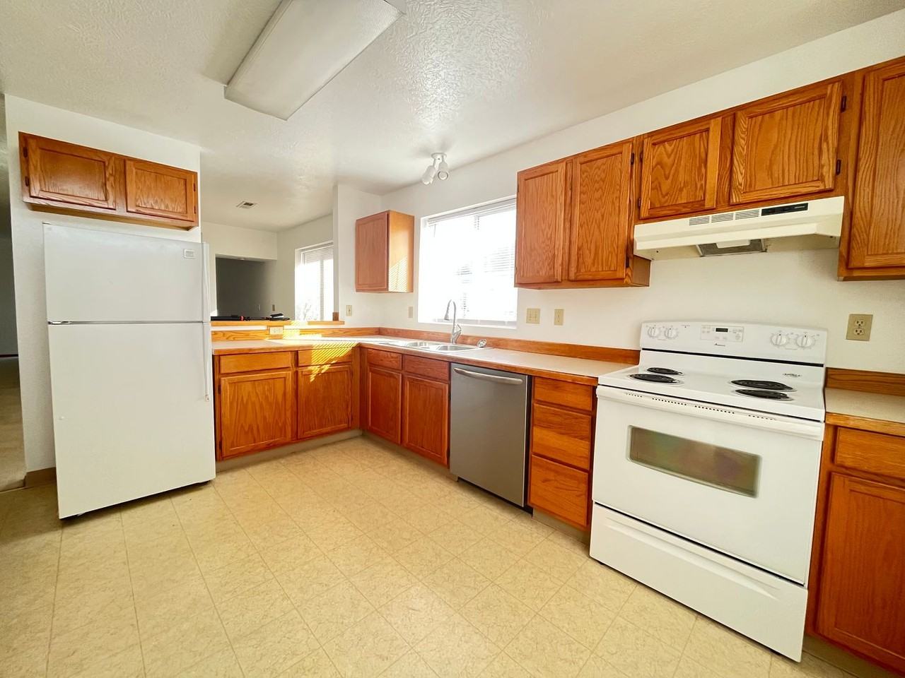 5211 S Smith Ct - Photo 2 of 9