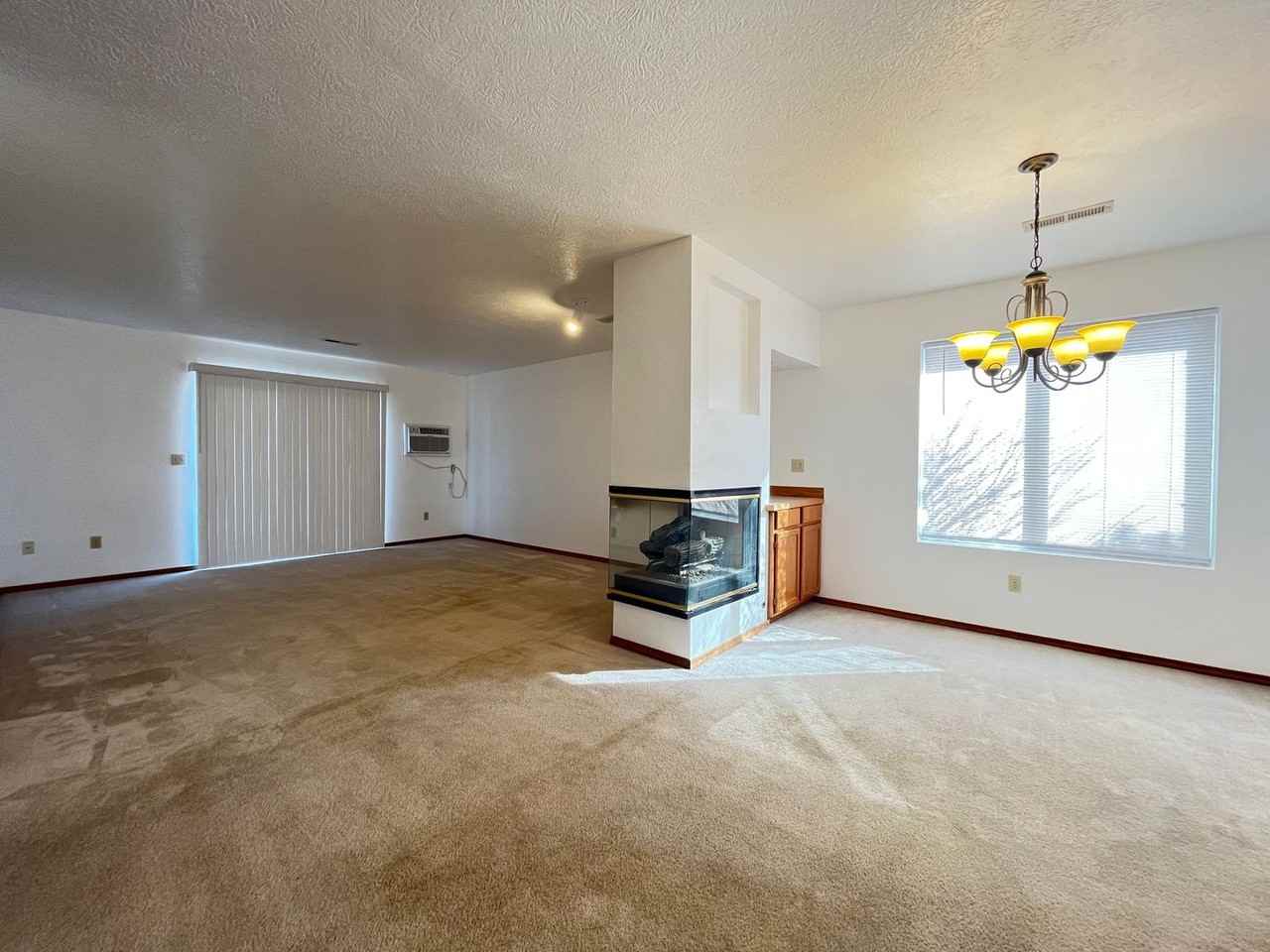 5211 S Smith Ct - Photo 3 of 9