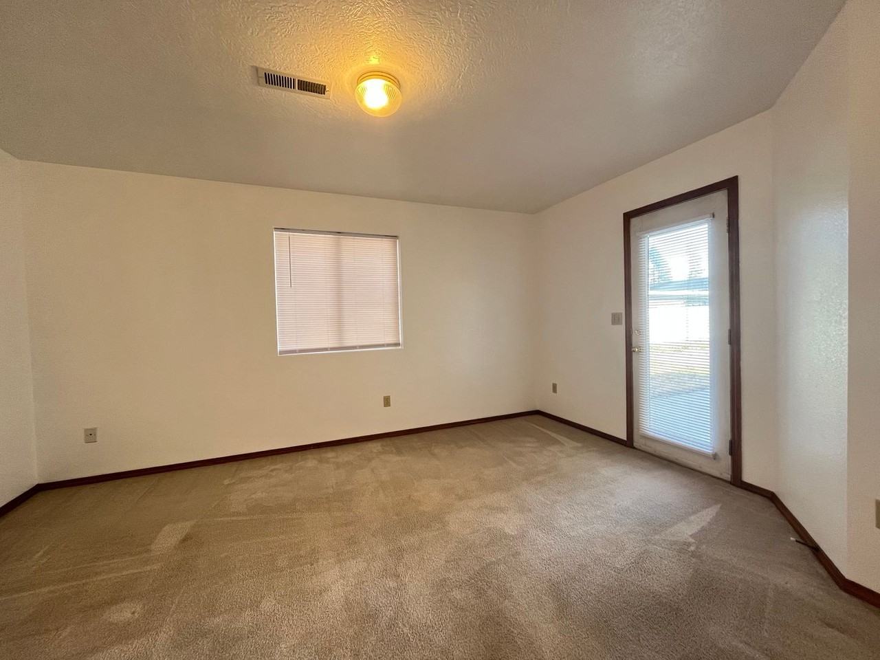 5211 S Smith Ct - Photo 4 of 9