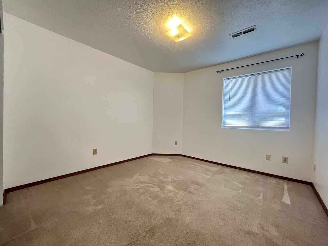 5211 S Smith Ct - Photo 7 of 9