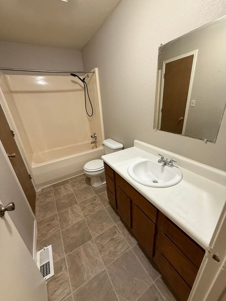 Kingston Court Apartments - Photo 2 of 30