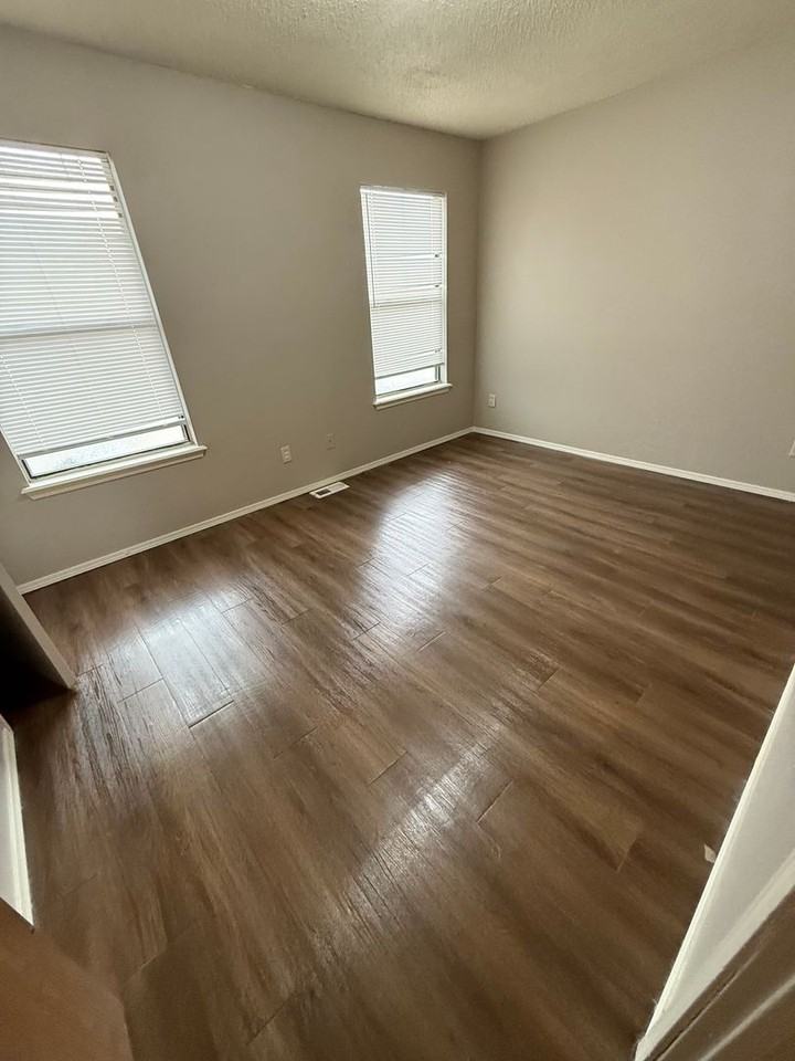 Kingston Court Apartments - Photo 3 of 30