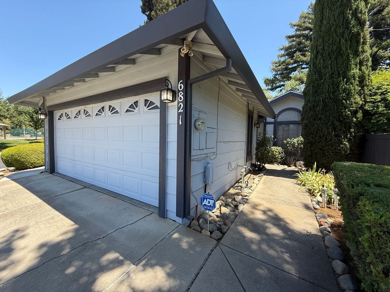 6821 Springmont Dr - Photo 2 of 24