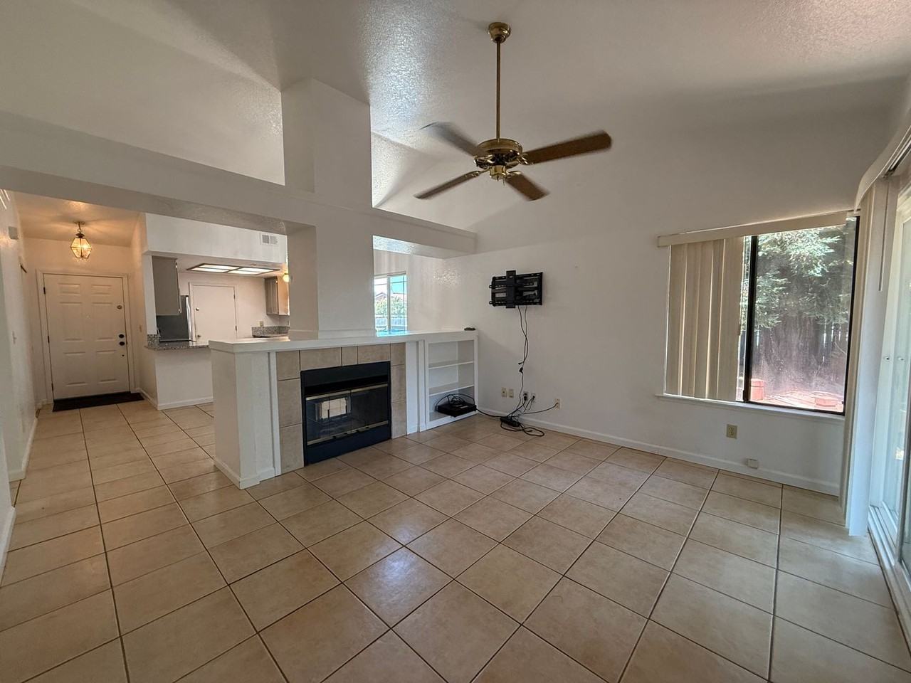 6821 Springmont Dr - Photo 4 of 24