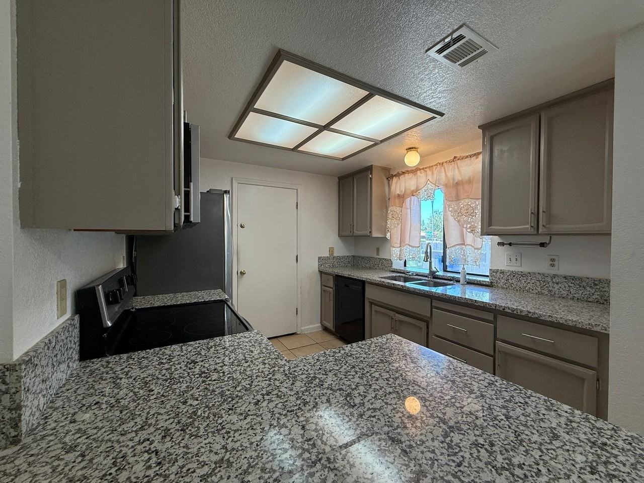 6821 Springmont Dr - Photo 5 of 24