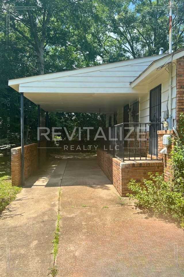 4010 Cresthaven Rd - Photo 2 of 13