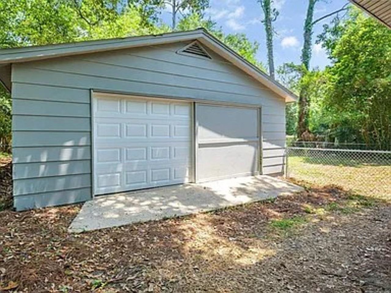 2204 Berkshire Dr - Photo 2 of 12