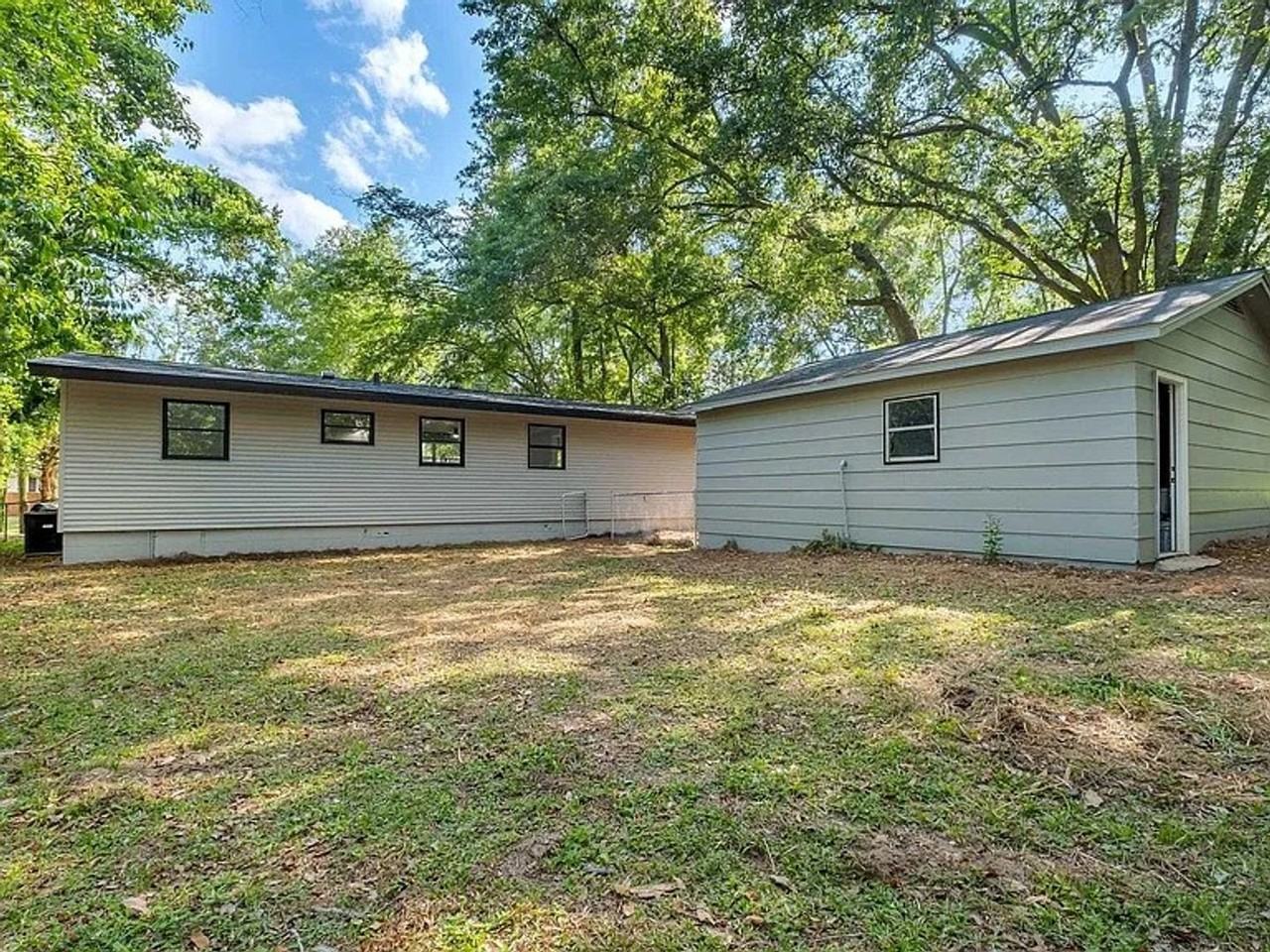 2204 Berkshire Dr - Photo 3 of 12