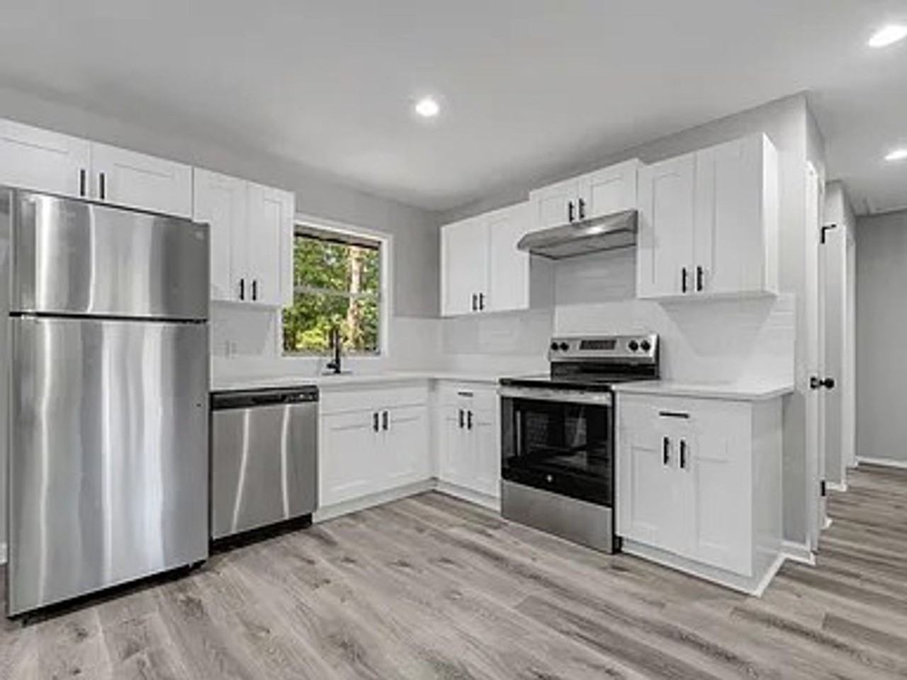 2204 Berkshire Dr - Photo 4 of 12