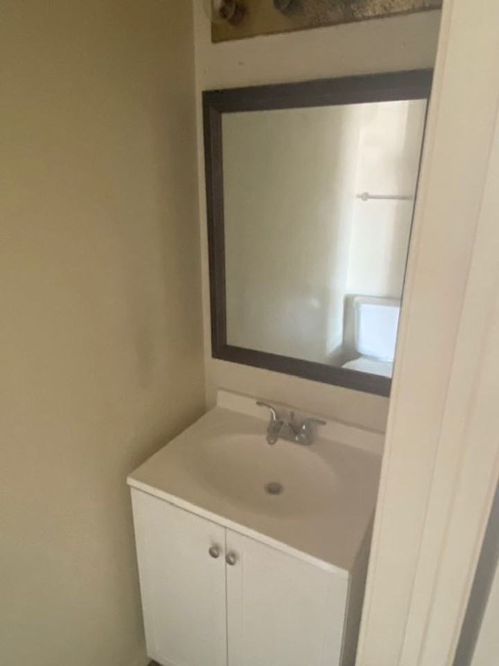 844 W Collins St - Photo 3 of 16