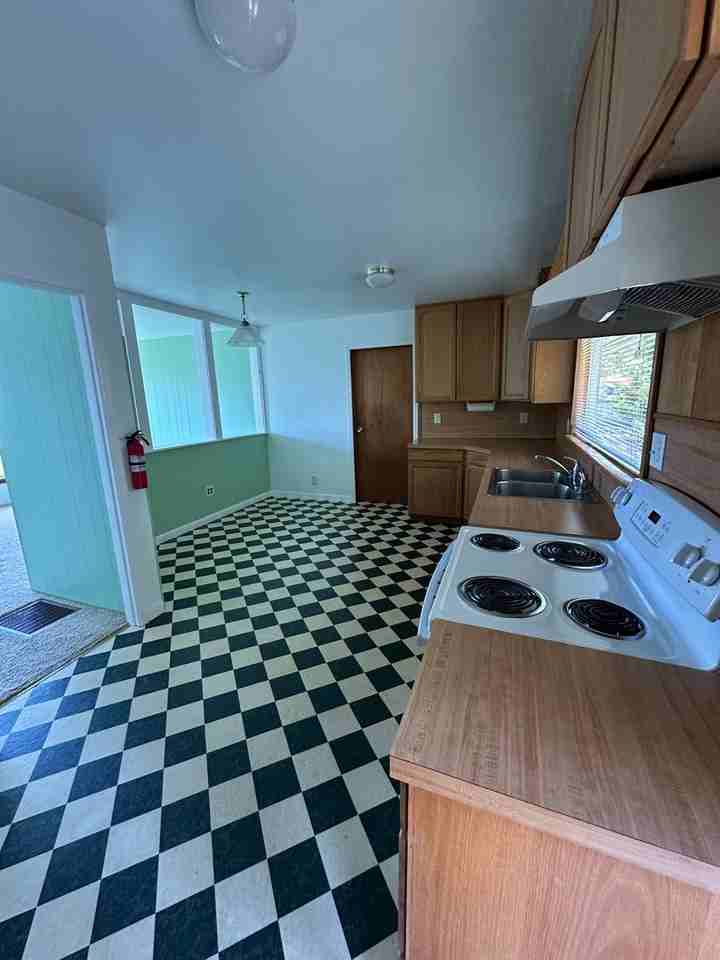 2840 Grand Ave - Photo 3 of 18