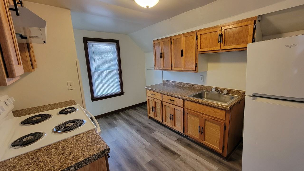 1168 1/2 Shawano Ave - Photo 3 of 10