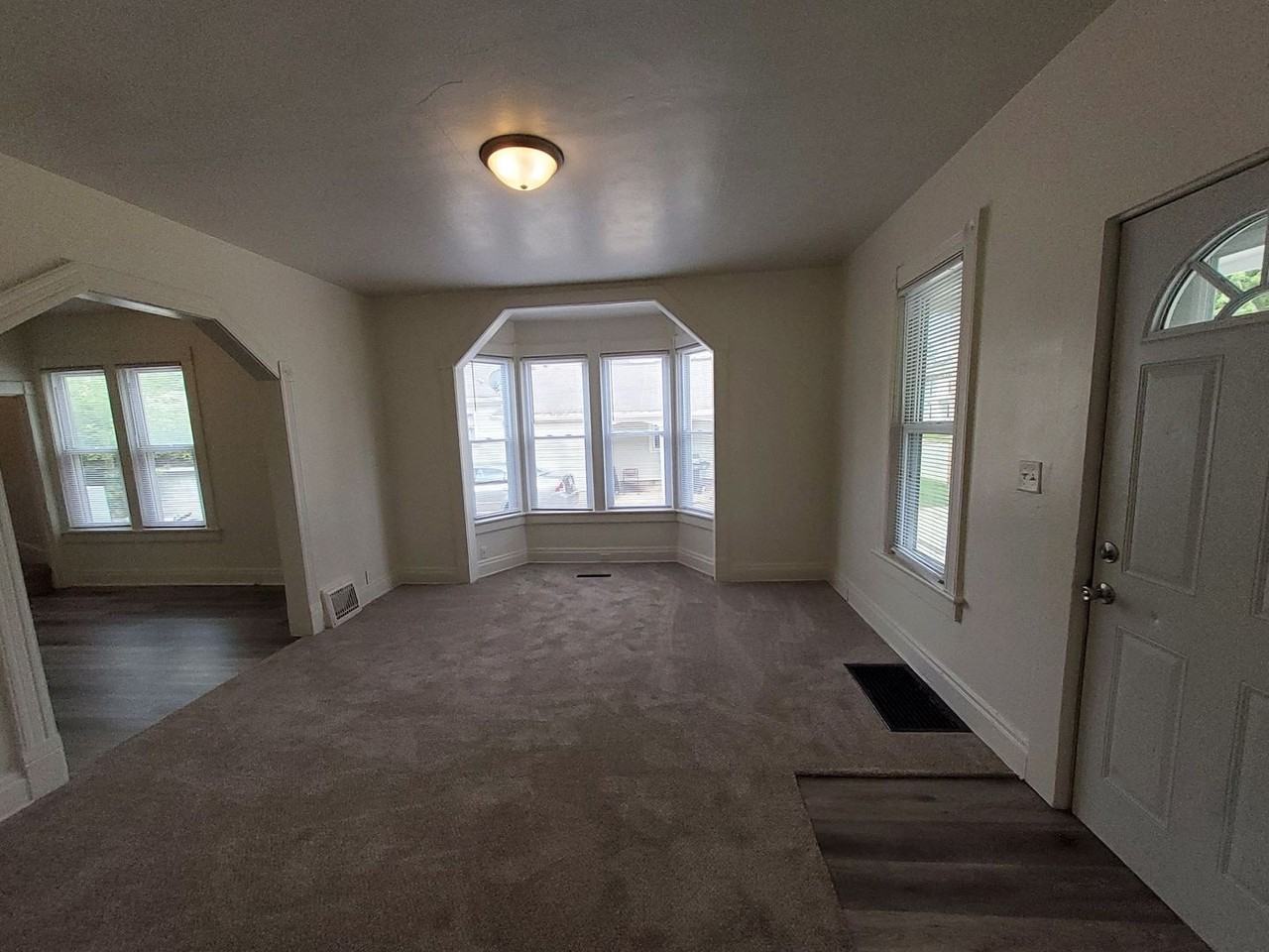 525 W 5th St - Photo 4 of 16