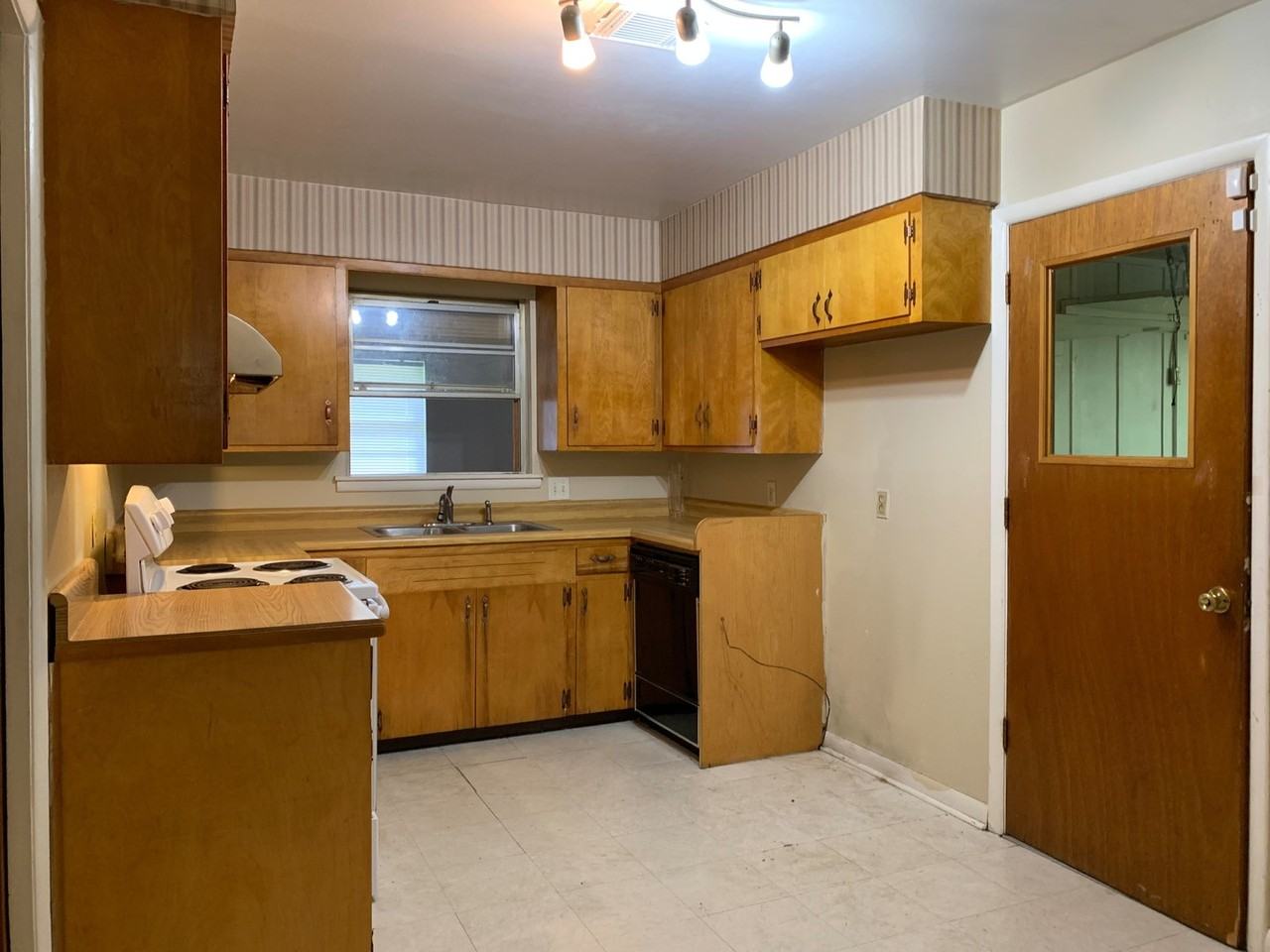 4511 Greenway Dr - Photo 4 of 24