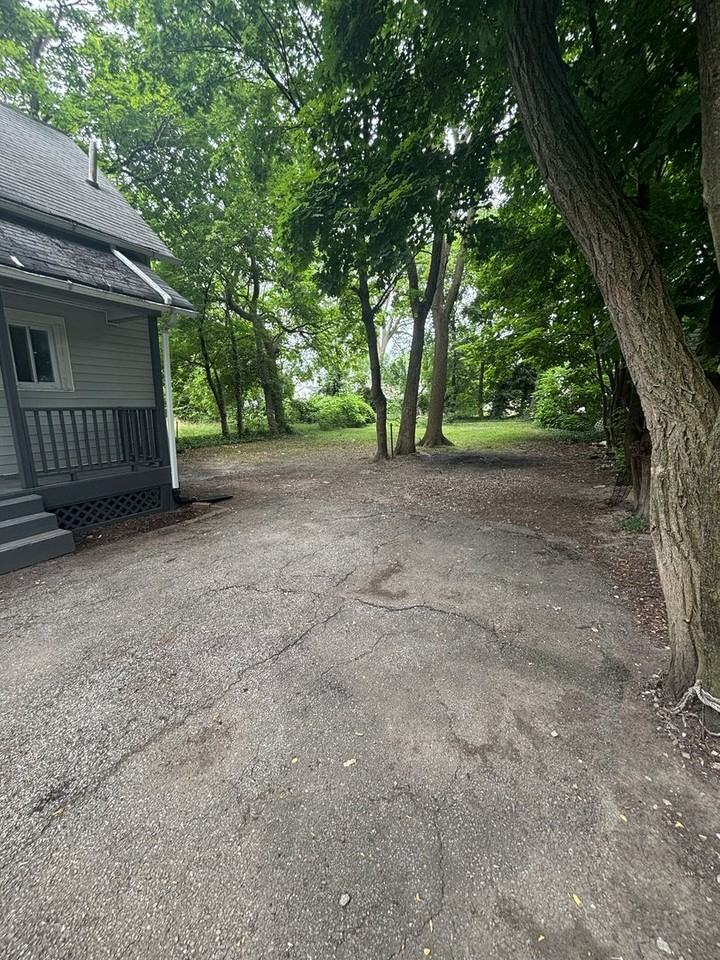 906 W 22nd St - Photo 2 of 13
