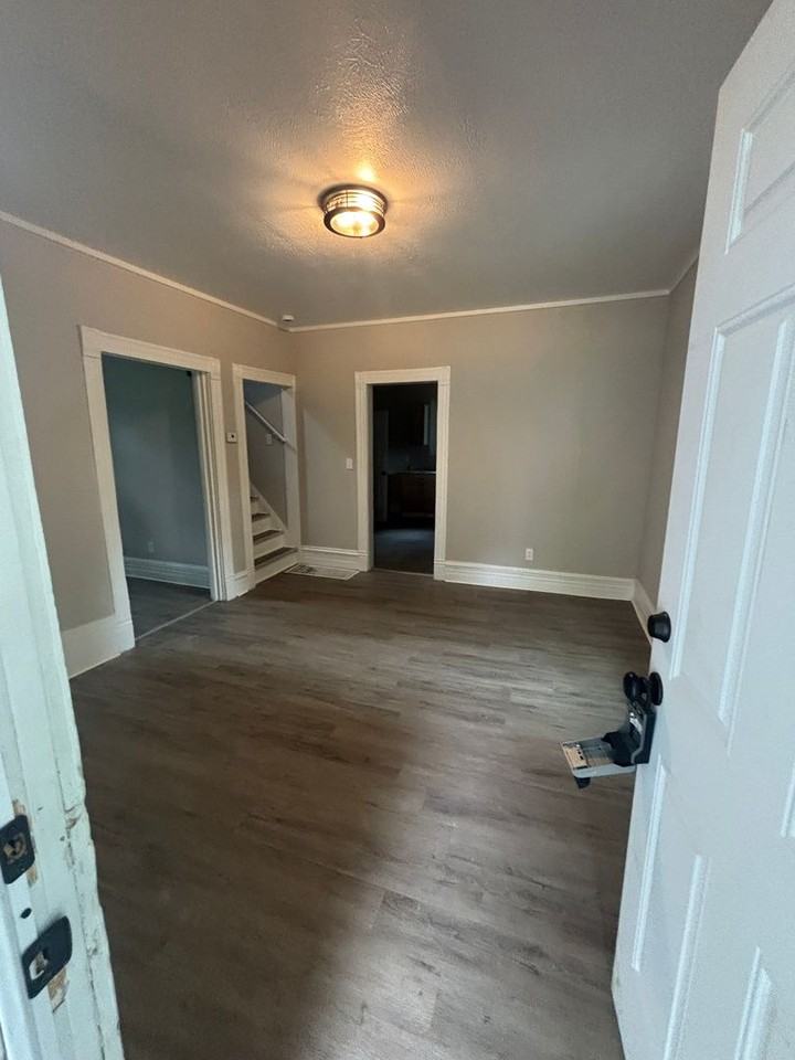 906 W 22nd St - Photo 3 of 13