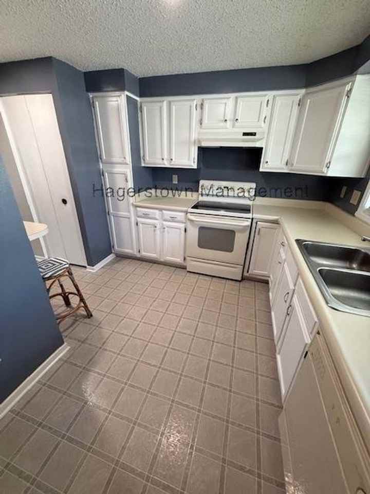 1543 Iris Ct - Photo 2 of 11