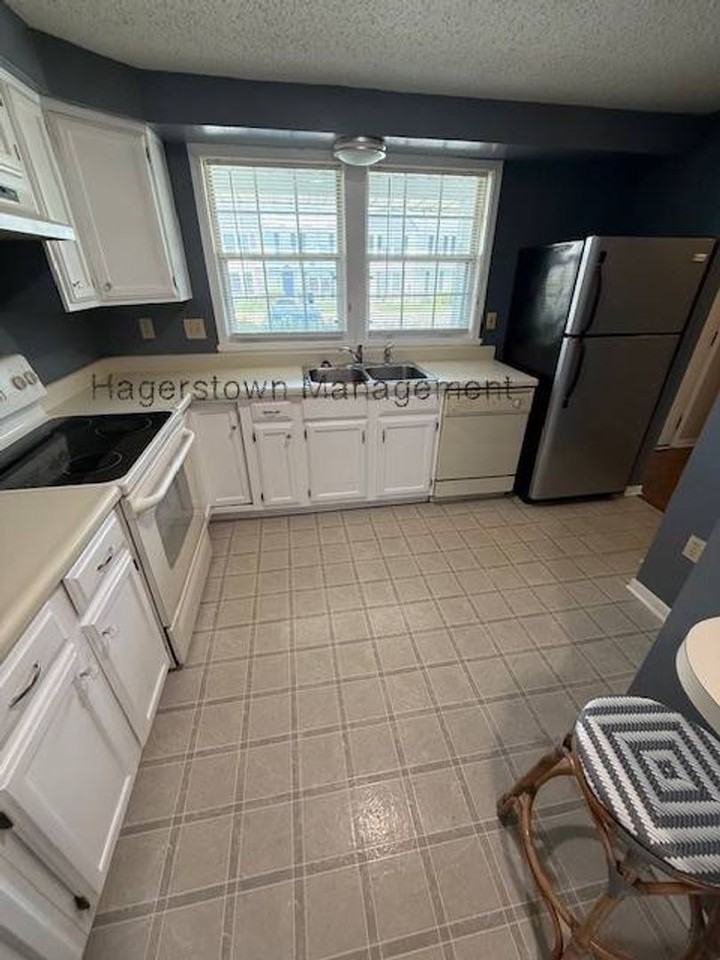 1543 Iris Ct - Photo 3 of 11