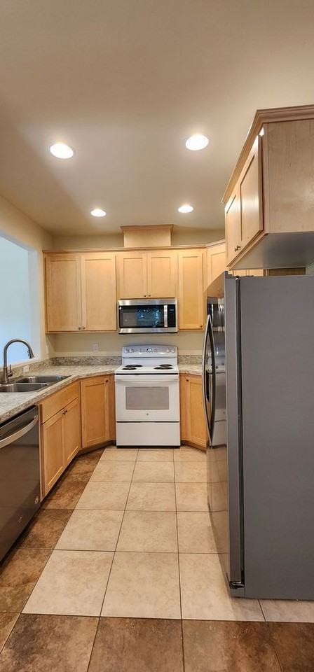 230 E Milton St - Photo 7 of 32