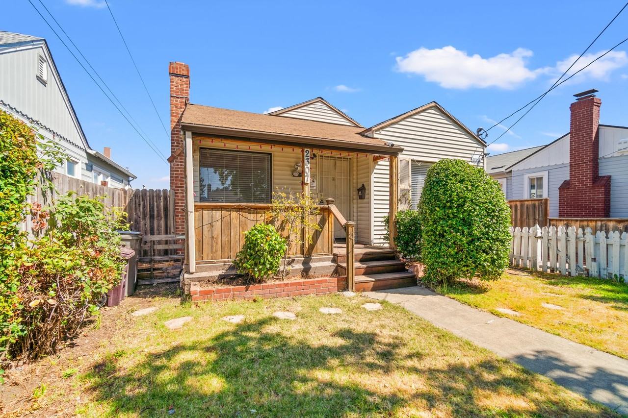 2307 109th Ave - Photo 2 of 40