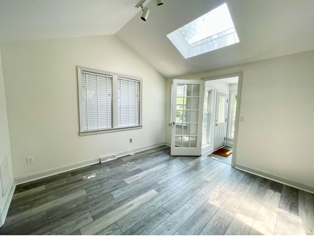 4110 Cassina Rd - Photo 2 of 10