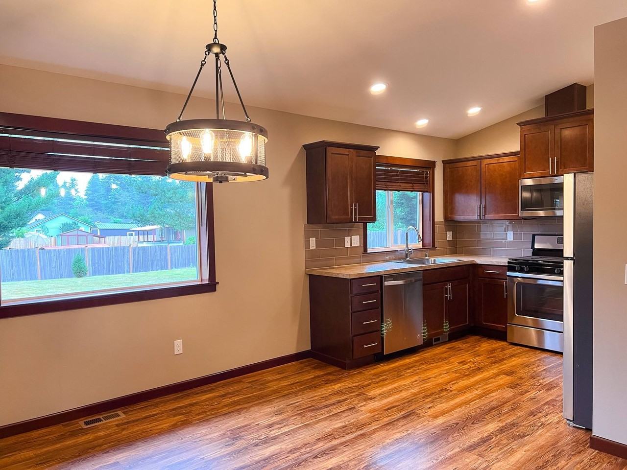 251 19th St - Photo 6 of 35