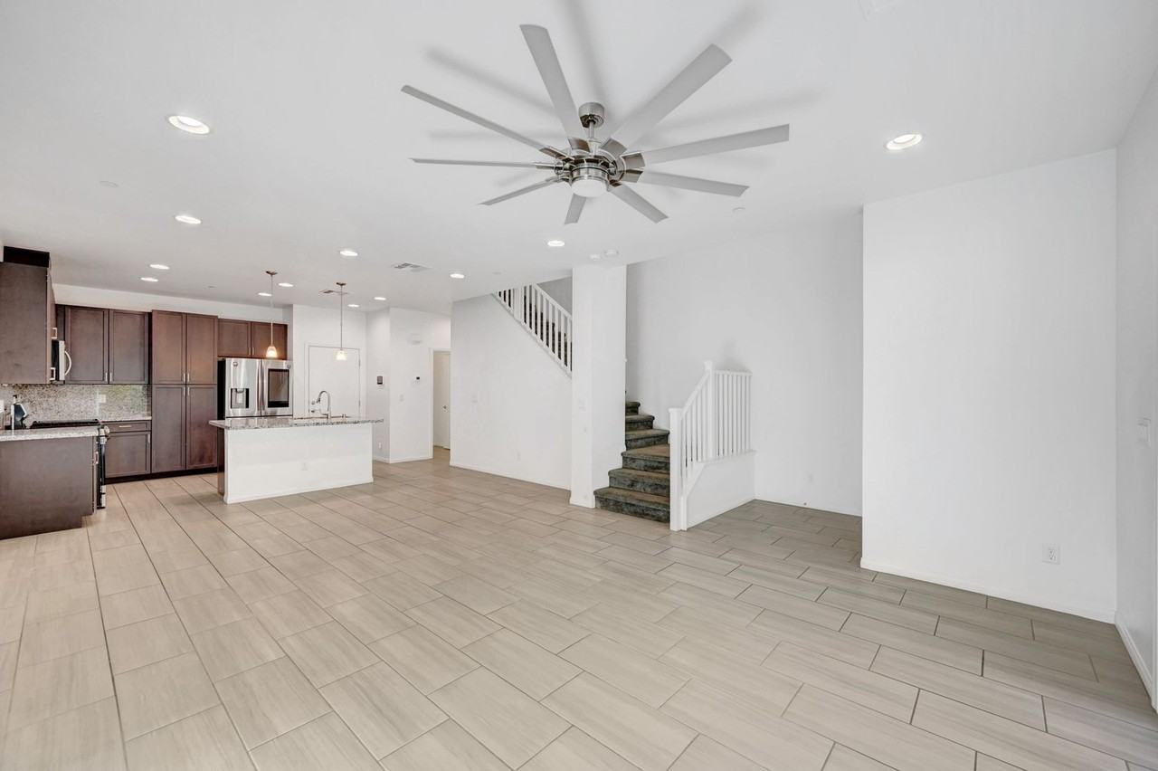 985 Via Lombardi Ave - Photo 3 of 38