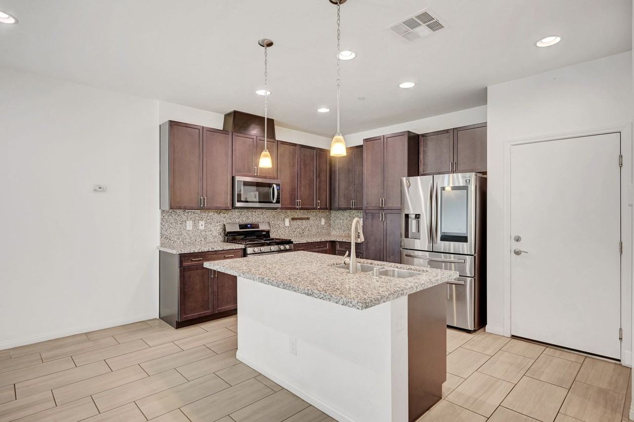 985 Via Lombardi Ave - Photo 7 of 38