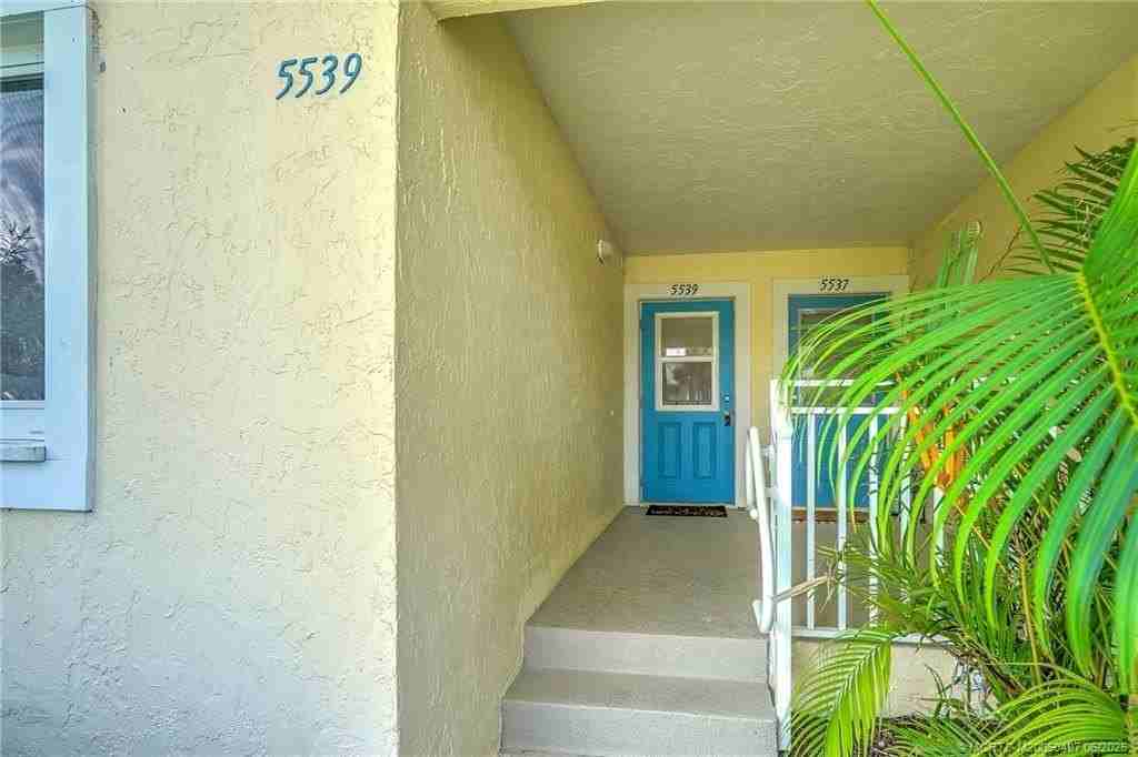 5539 Ne Gulfstream Way - Photo 3 of 26