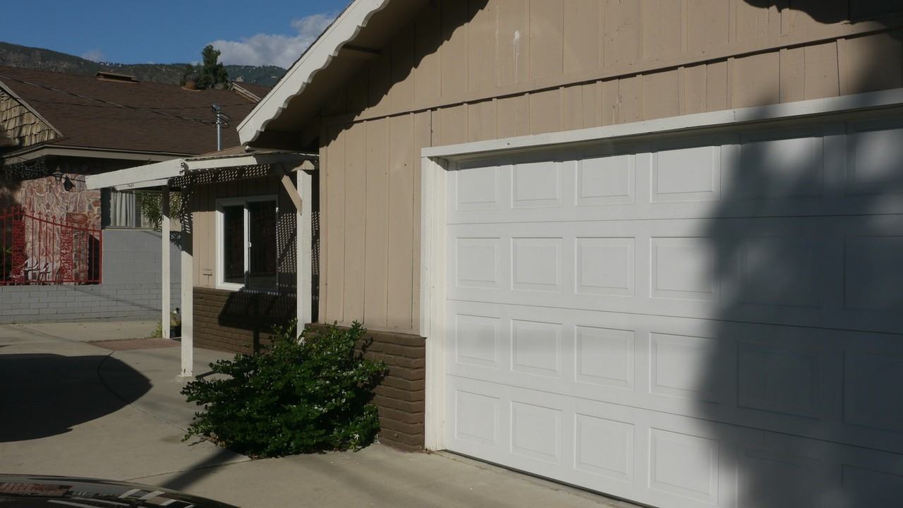 4135 N E St - Photo 6 of 25