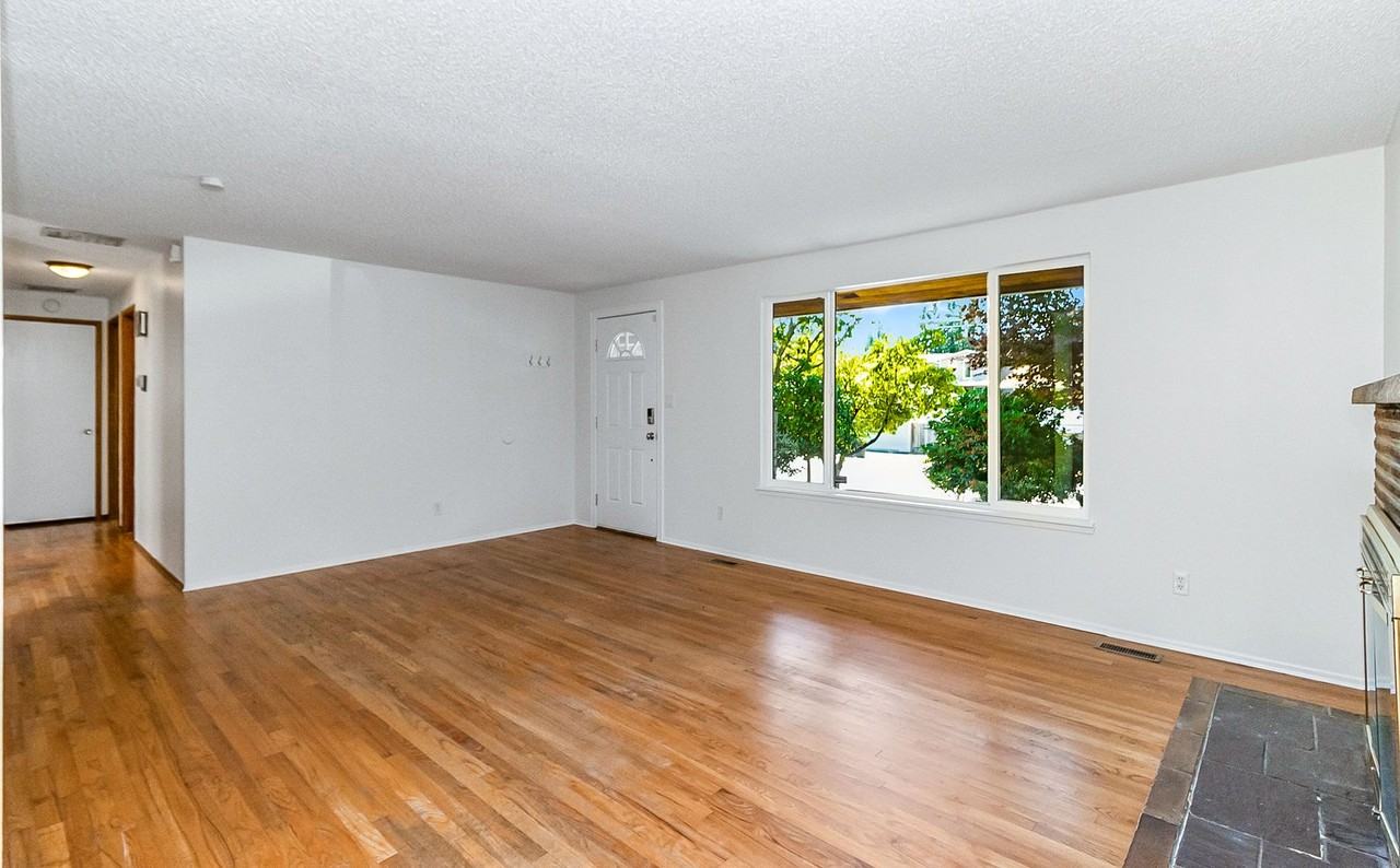 7621 Easy St - Photo 2 of 10