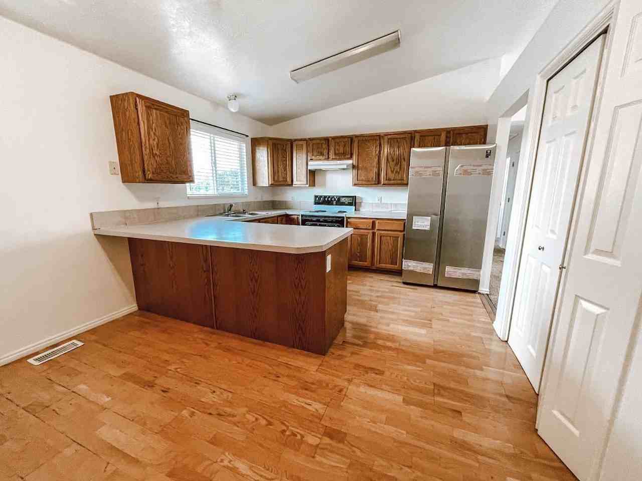 493 W 300 S - Photo 4 of 19